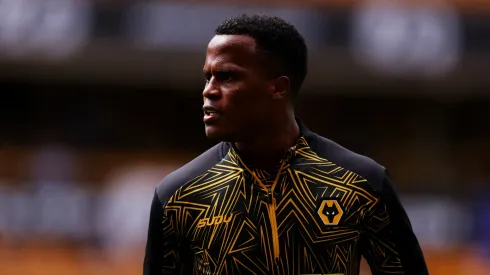 Jhon Arias, do Wolverhampton Wanderers, aquece antes do amistoso de pré-temporada entre Wolverhampton Wanderers e Celta de Vigo, no Molineux, em 9 de agosto de 2025, em Wolverhampton, Inglaterra. (Foto de Jack Thomas/Getty Images)