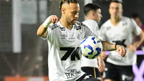 SP – SANTOS – 15/11/2025 – BRASILEIRO A 2025, SANTOS X PALMEIRAS – Neymar Jr jogador do Santos durante aquecimento antes da partida contra o Palmeiras no estadio Vila Belmiro pelo campeonato Brasileiro A 2025. Foto: Jota Erre/AGIF