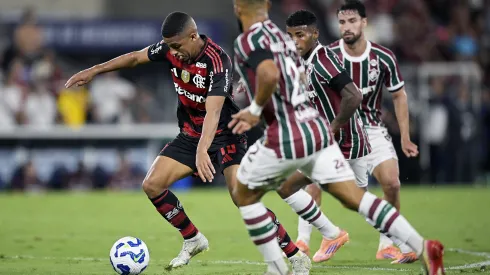 Samuel Lino jogador do Flamengo durante partida contra o Fluminense no estadio Maracana pelo campeonato Brasileiro A 2025. Foto: Alexandre Loureiro/AGIF