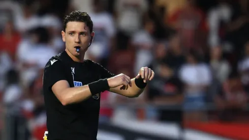 O árbitro Ramon Abatti Abel durante partida entre São Paulo e Palmeiras no estádio Morumbi pelo campeonato Brasileiro A 2025. Foto: Marcello Zambrana/AGIF
