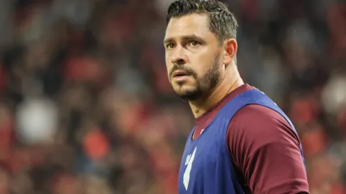 Giuliano durante confronto contra o Botafogo-SP na Série B de 2025.