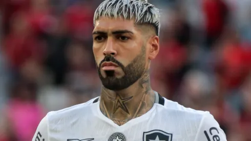 Alexander Barboza durante confronto contra o Athletico-PR no Campeonato Brasileiro de 2024.