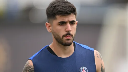 Lucas Beraldo, camisa 4 do Paris Saint-Germain, observa durante um treino da equipe antes da final do Mundial de Clubes da FIFA 2025 contra o Chelsea FC, na Universidade Rutgers, em 11 de julho de 2025, em Piscataway, Nova Jersey. (Foto de David Ramos/Getty Images)