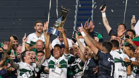 Elenco do Coritiba comemorando título da Série B.