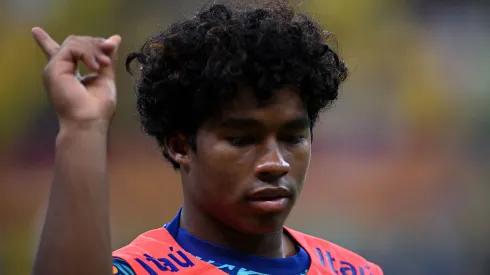  Endrick jogador do Brasil durante aquecimento antes partida contra o Peru no estadio Mane Garrincha pelo campeonato Eliminatorias Copa Do Mundo 2026. Foto: Mateus Bonomi/AGIF
