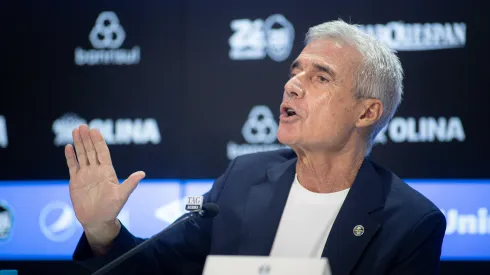 Luis Castro fala aos jornalista durante sua apresentacao oficial como tecnico do Gremio em coletiva de imprensa realizada no Arena do Gremio. Foto: Maxi Franzoi/AGIF

