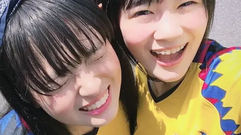 Las hermosas Miyu y Hiyo siempre cantan con la playera del América
