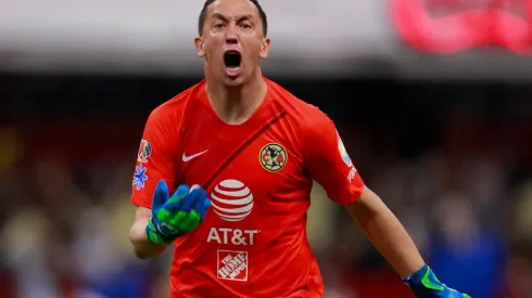 Marchesín viste a su hijo con la playera del América.
