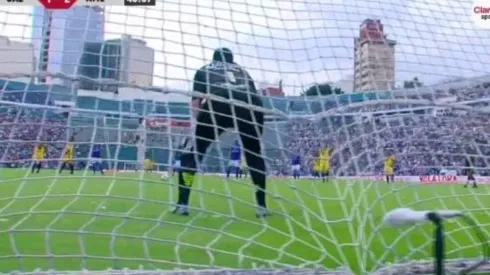 Delgado frente al arco antes de fallar frente al América
