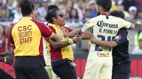 Oribe Peralta ayudó a un espontáneo en el Memorial Coliseum de Los Ángeles.
