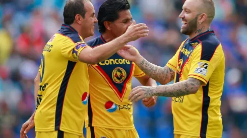 Cuauhtémoc Blanco arengó a sus compañeros en el Clásico Joven de leyendas.
