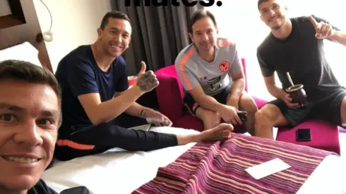 Los argentinos del América compartiendo mate hace un rato
