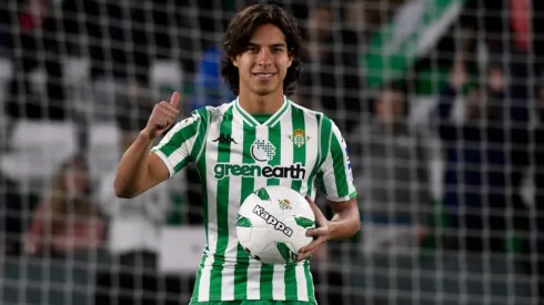 Diego Lainez en su llegada al Betis.
