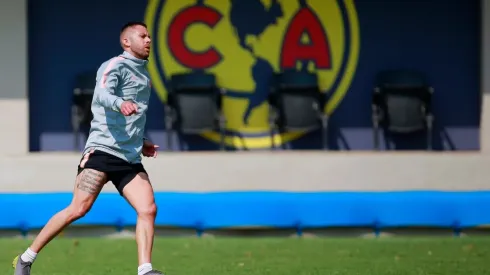 Ménez entrenó a la par de sus compañeros en Coapa.
