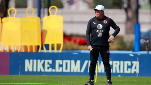 El Piojo Herrera piensa en el equipo titular para enfrentar a Puebla.
