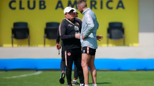 El Piojo Herrera le comunica a Ménez que podría ser de la partida.
