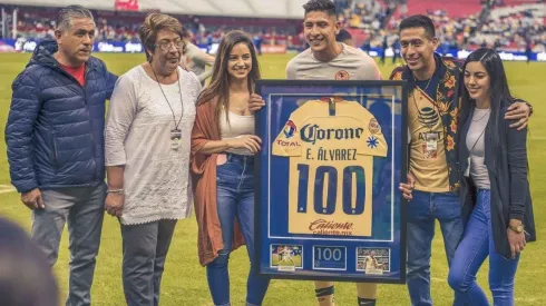 Edson Álvarez con su playera de los 100 partidos.
