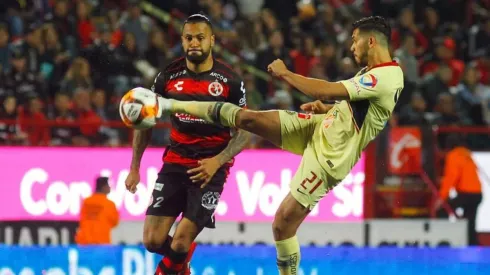 Henry Martin disputando el balón.
