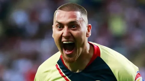 Nicolás Castillo celebrando su gol ante Chivas.
