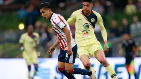 Edson Álvarez se peleó con un aficionado de Chivas en Twitter.
