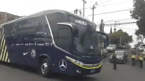 América llegando al Estadio Azteca.
