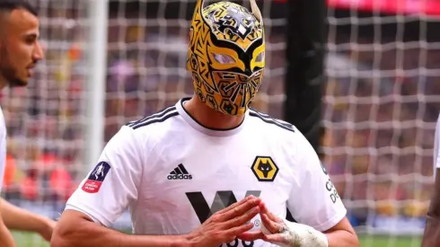 Raúl Jiménez se enfrentó a Sin Cara en un divertido desafío en Wolverhampton