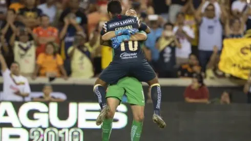 Giovani dos Santos celebrando con Agustín Marchesín.
