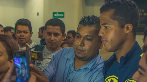 Giovani dos Santos compartiendo con los aficionados.
