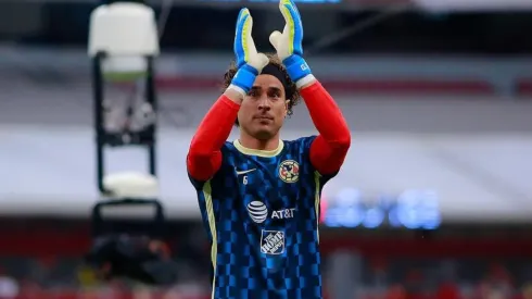 Guillermo Ochoa en el calentamiento previo.
