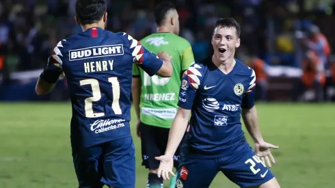 Federico Viñas celebra junto a Henry Martín el gol del empate
