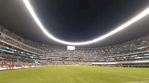 El Estadio Azteca iluminado con luces de celulares
