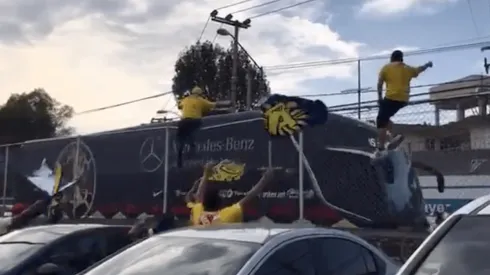 América llega al Estadio Azteca recibido por aficionados azulcremas.
