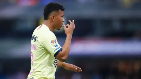 Roger le celebra los títulos de América a la afición azul.
