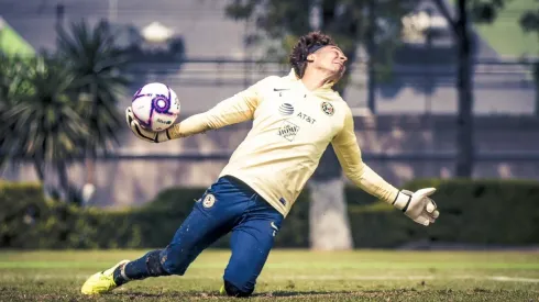 Memo Ochoa trabaja arduamente para salir del mal momento
