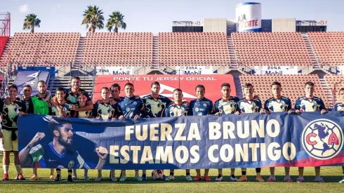 América muestra manta en apoyo a Bruno Valdez.
