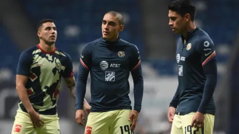 Dos jóvenes deportistas entrenan con el Tri.
