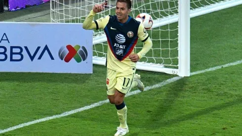 Sebastián Córdova en el festejo del tercer gol del América ante las Chivas.
