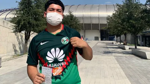 José Roberto fue el único aficionado con camiseta de América en la fila de los boletos.
