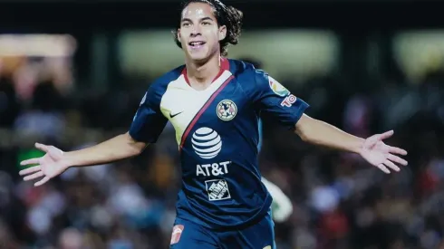 Diego Lainez salió a respaldar a Mauro.
