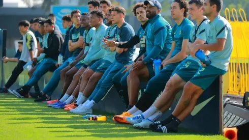 El elenco profesional varonil del América presenció el partido del Sub 20.
