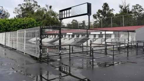 La ansiedad de la gente del América avasalló las vallas de la taquilla del Estadio Azteca.
