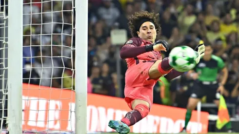 Ochoa no pudo hacer nada en el tiro de Memo.
