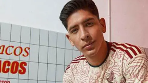 Edson Álvarez posó con la nueva playera alternativa de la Selección de México.
