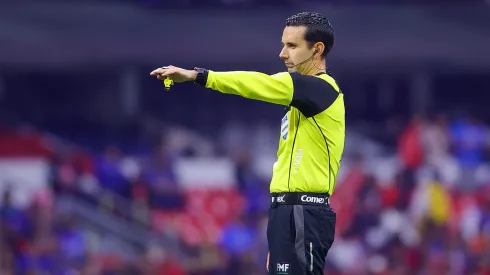 Ciudad de México, 22 de febrero de 2023. César Arturo Ramos Palazuelos, árbitro central, durante el partido de la jornada 7 del torneo Clausura 2023 de la Liga BBVA MX, entre la Máquina Celeste del Cruz Azul y los Rojinegros del Atlas, celebrado en el Estadio Azteca. Foto: Imago7/ Eloisa Sánchez
