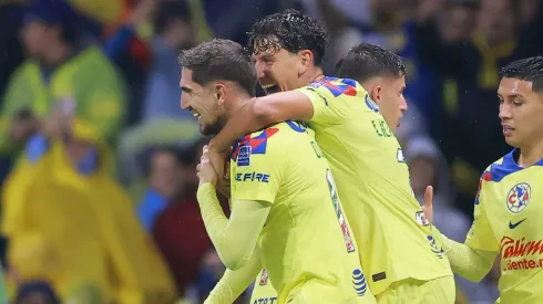 El Clásico Nacional fue pintado por los chilenos del Club América.
