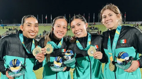 Las jugadoras del América son medallistas de oro.
