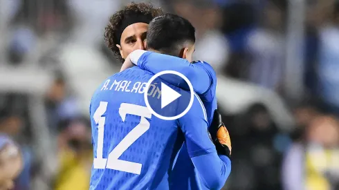Guillermo Ochoa dándole unas palabras a Malagón.
