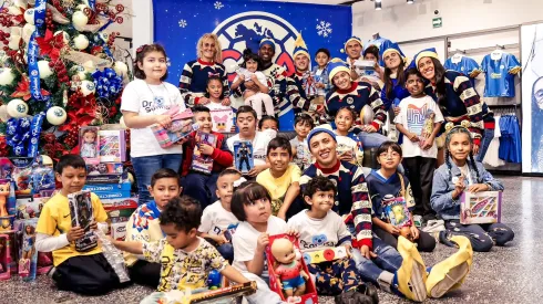 Gran detalle azulcrema con estos niños.
