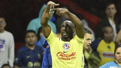 Julián Quiñones tiene amplias posibilidades de ser el máximo ganador en la historia de la Liga MX.
