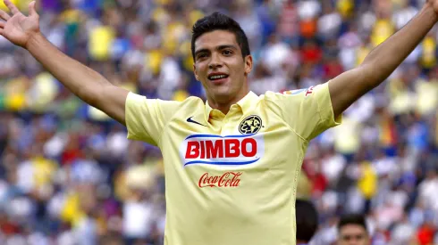 Raúl Jiménez se lleva una butaca del Estadio Azteca.
